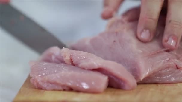 Faire des coupes de steaks de dinde pour le dîner — Video