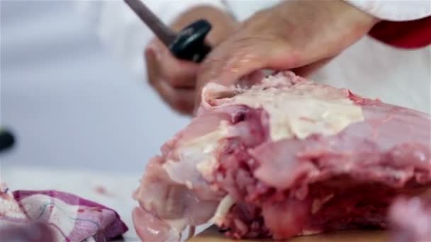 Удаление кожи с мяса — стоковое видео