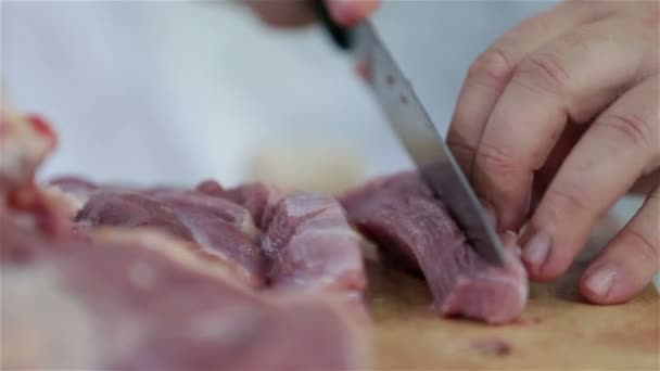 Corte de carne en tablero de madera — Vídeos de Stock