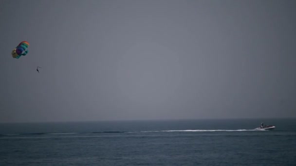 Fallschirmspringer von Boot über See gezogen — Stockvideo