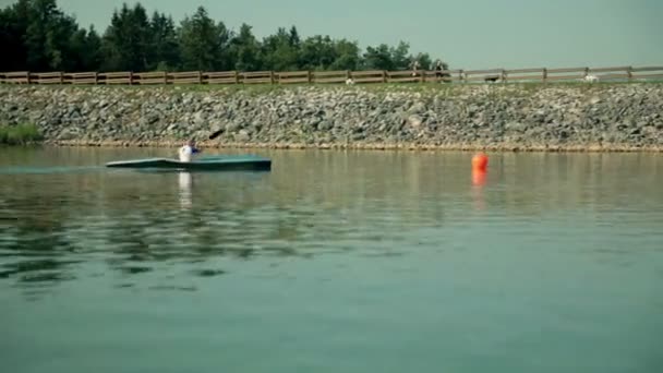 Байдарочник, переходящий отметку в реке — стоковое видео