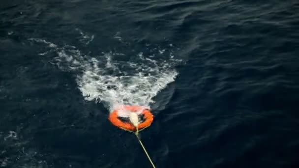 Притягування рятувального кільця за човном — стокове відео