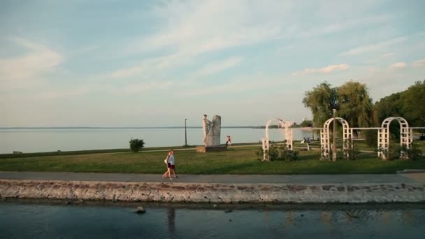 Парусный спорт на озере Балатон на побережье Венгрии — стоковое видео