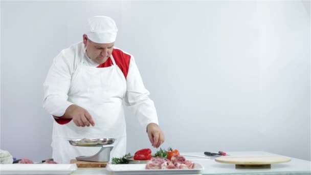 Slager met een gewicht van Turkije steaks voor klant — Stockvideo