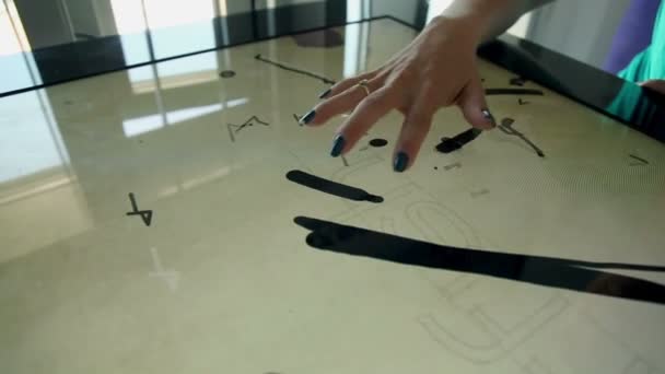 Frau Hand spielt mit Touchscreen-Tisch — Stockvideo