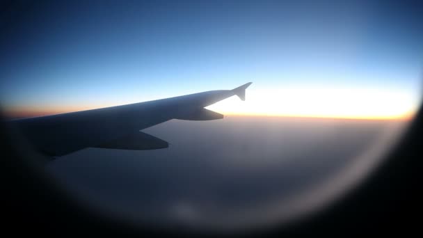 Vue de la fenêtre de l'avion en survolant les nuages — Video