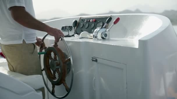 Капитан корабля, управляющий рулем — стоковое видео