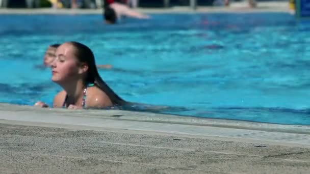 Oudste dochter rusten na het zwemmen in zwembad — Stockvideo