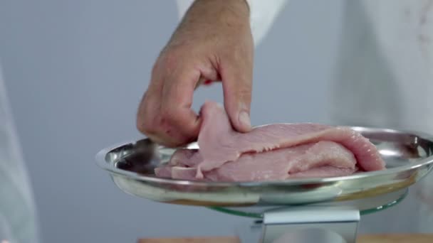 Butcher weighing turkey meat slices — Stock Video