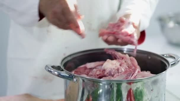 Τη συλλογή καλής μέρη κρέατος γαλοπούλας από δοχείο — 图库视频影像