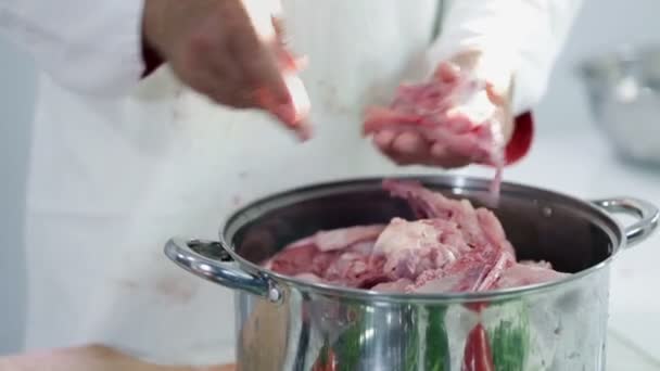 Putenfleisch aus dem Topf holen — Stockvideo