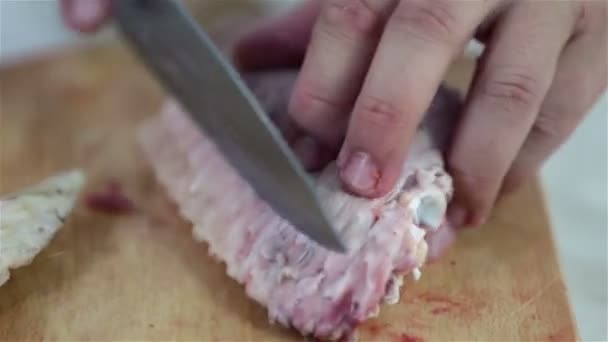 Knippen weg slechte delen van vlees van kalkoenen — Stockvideo