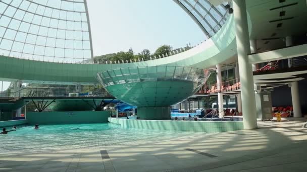 Kinder rennen in geschlossenen Pool — Stockvideo