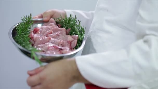 Teller mit frischen Putensteaks dekoriert — Stockvideo