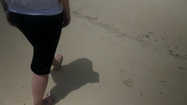 Mujer caminando en la playa de arena junto al mar en Egipto — Vídeos de Stock