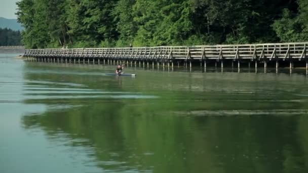 Kayaker profissional excesso de velocidade na competição — Vídeo de Stock