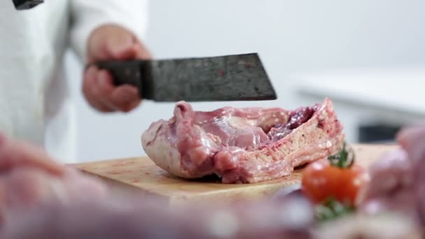 Putenfleisch und -knochen mit Axt zerkleinern — Stockvideo