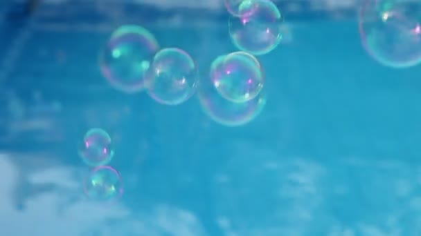 Spada baniek mydlanych w basenie — Wideo stockowe