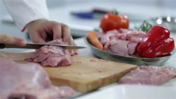 Putenfleisch in der Küche schneiden — Stockvideo