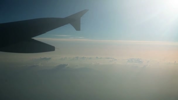 Paesaggio nuvoloso dalla finestra dell'aereo — Video Stock