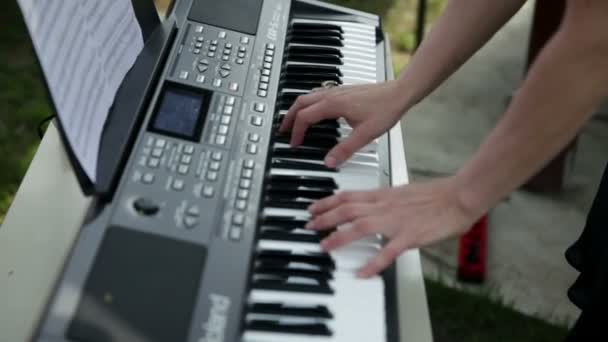 Bir partide bir piyano üzerinde oynama — Stok video