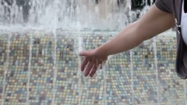 Женские руки освежающие в фонтане — стоковое видео