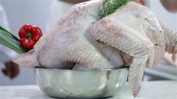 Versieren van Turkije voor het branden in de oven — Stockvideo