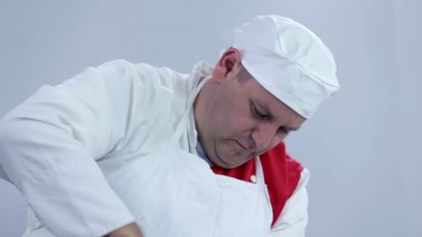 Мясник режет большой кусок мяса — стоковое видео