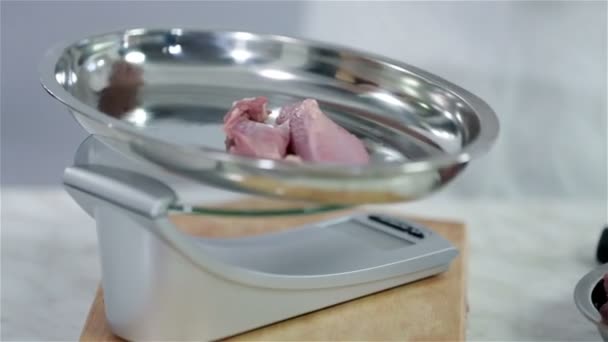 Pesatura della carne di tacchino per il cliente — Video Stock