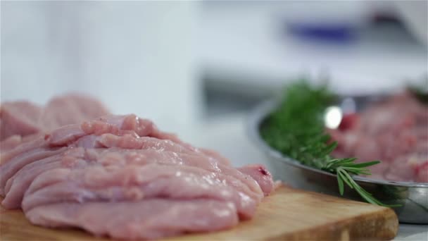 Wprowadzenie kawałki mięsa na płytki zdobione żelazo — Wideo stockowe