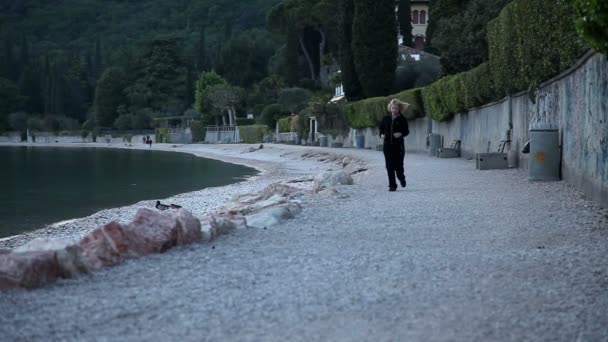 Woman jogging at the beach — Stock Video