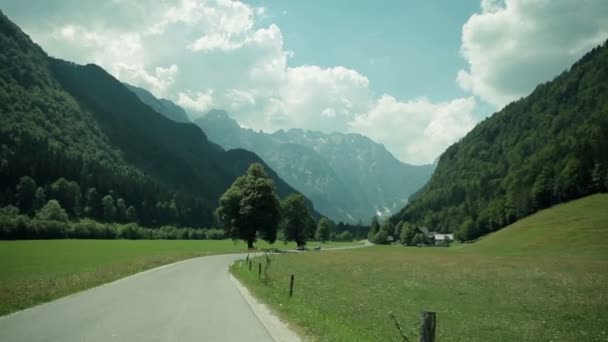 Guidare attraverso la natura con le montagne sullo sfondo — Video Stock