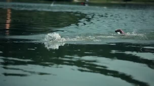 Twee zwemmers concurreren voor de eerste plaats — Stockvideo