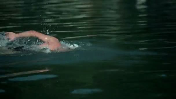 Close up on swimmer competing — Stock Video