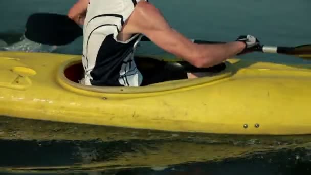 Primer plano en remo en kayak — Vídeo de stock
