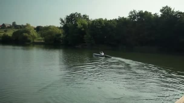 Skallig man kajakpaddling i sjön — Stockvideo
