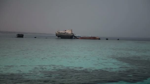 Geniş shot Hurda gemi denizde — Stok video