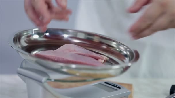 Mettre des morceaux de steaks de dinde sur libra 