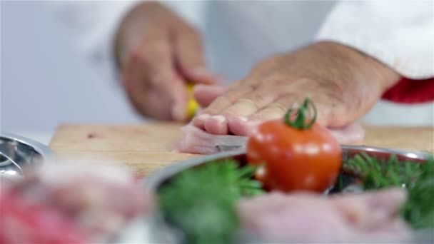 Μάγειρας σε φέτες κρέατος μπριζόλα στη μέση — Αρχείο Βίντεο