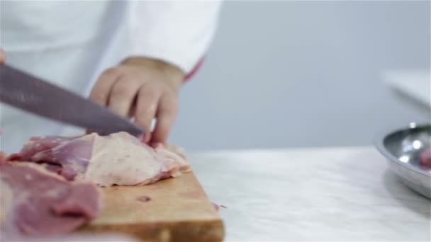 Шеф-повар приготовил стейки из индейки на ужин — стоковое видео