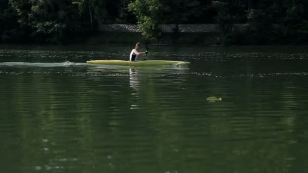 Отслеживание человека, плавающего на байдарках по реке — стоковое видео