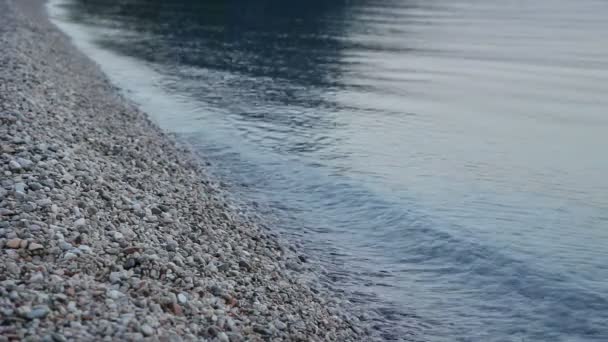 Морская вода брызгает на пляже на рассвете — стоковое видео