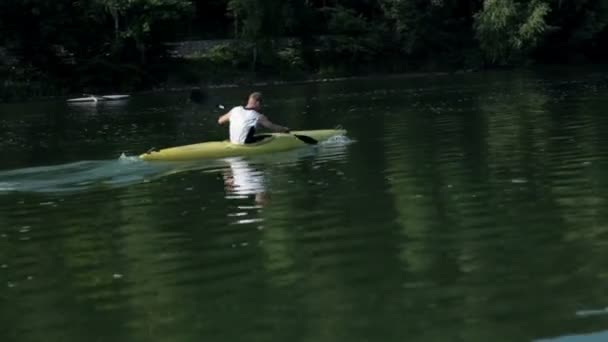 Kayak exercise on lake — Stock Video