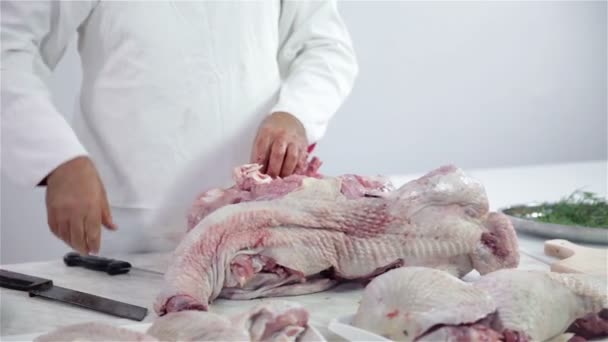 Carne en el escritorio de carniceros — Vídeos de Stock