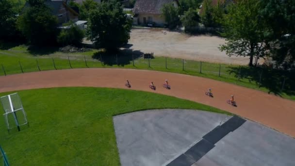 Rastreamento crianças competindo na corrida de bicicleta — Vídeo de Stock