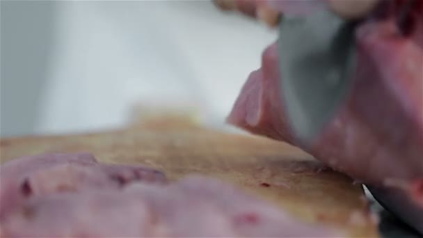 Sezieren und Schneiden kleiner Stücke Putenfleisch — Stockvideo