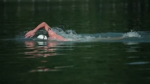 Swimming exercise in a lake — Stock Video