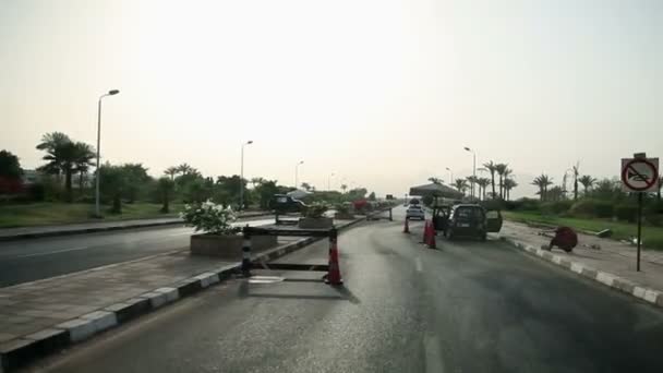 Pasando por bloqueos de carreteras en Egipto — Vídeos de Stock