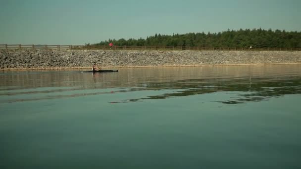 美しい風景の中に湖にボートのカヤッカーのロング ショット — ストック動画