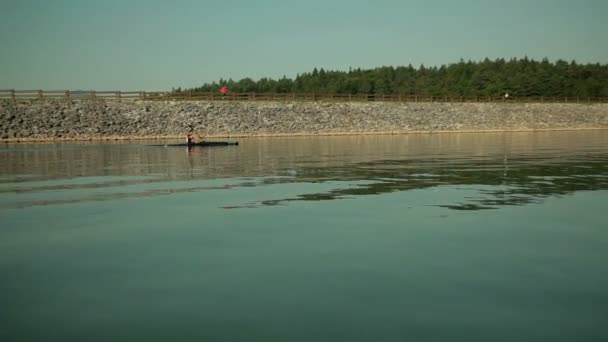 Largo tiro de kayak remando en un lago en hermoso paisaje — Vídeos de Stock